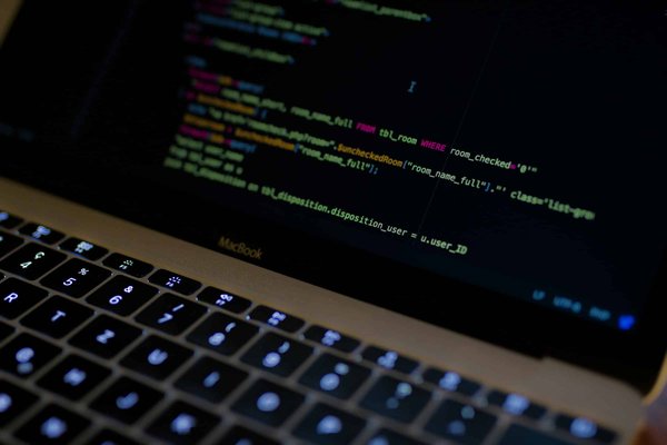 Comment un prêt à paliers peut-il faciliter l'achat d'un premier logement pour un jeune couple?